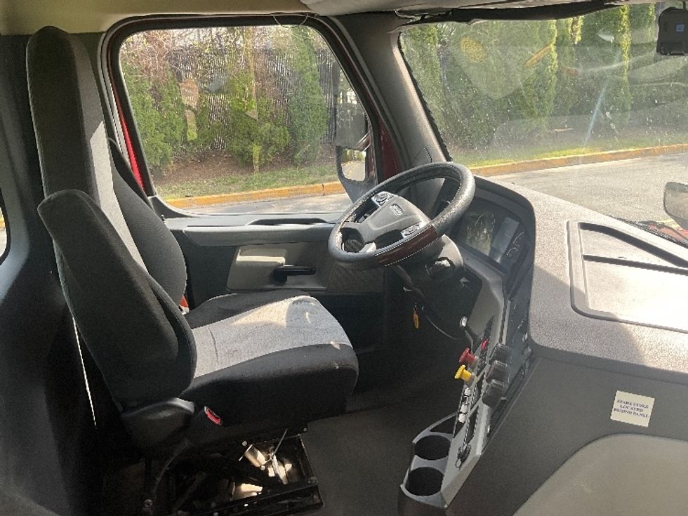 Day Cab Tractor-Heavy Duty Tractors-Freightliner-2019-T12664ST-Millville-NJ-98,896\n\t\tmiles-$ 55,250 - Image 14