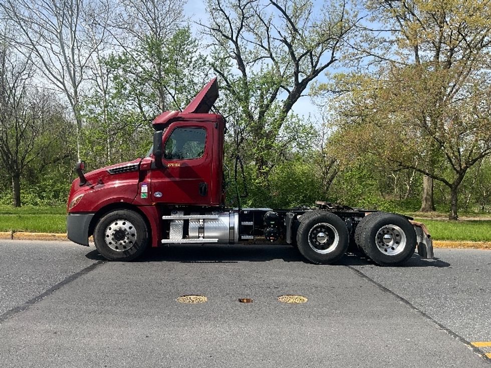Day Cab Tractor-Heavy Duty Tractors-Freightliner-2019-T12664ST-Millville-NJ-98,896\n\t\tmiles-$ 55,250 - Image 4