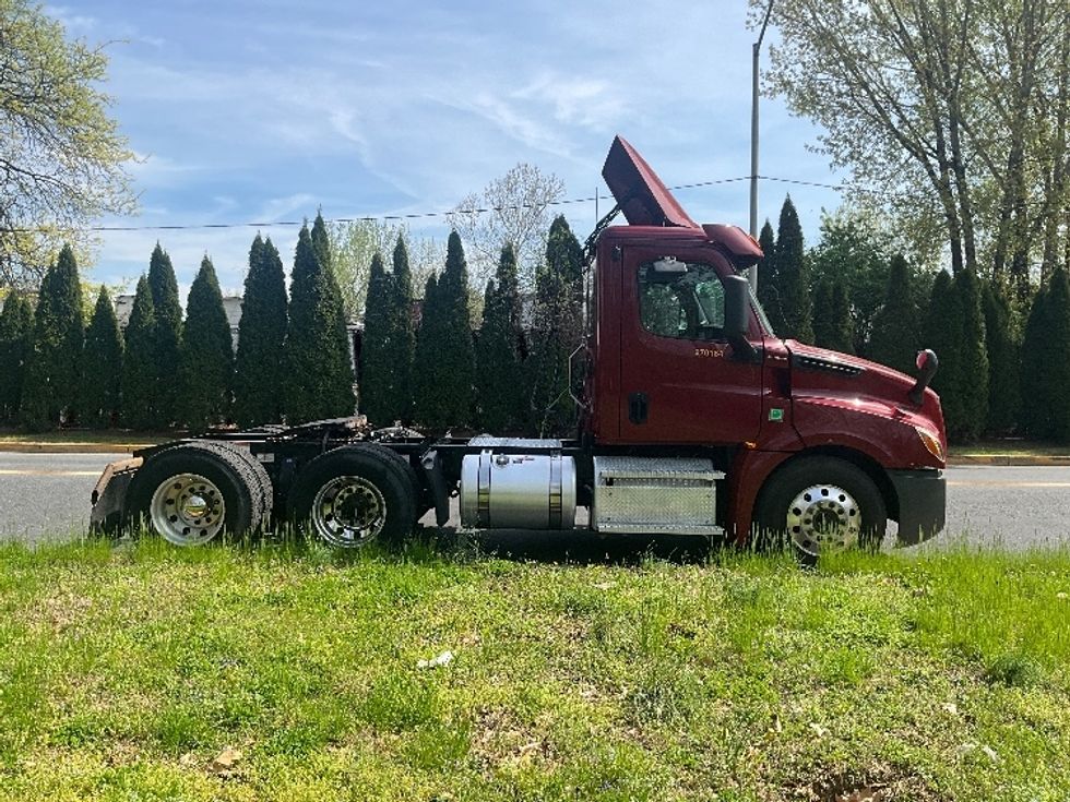 Day Cab Tractor-Heavy Duty Tractors-Freightliner-2019-T12664ST-Millville-NJ-98,896\n\t\tmiles-$ 55,250 - Image 8