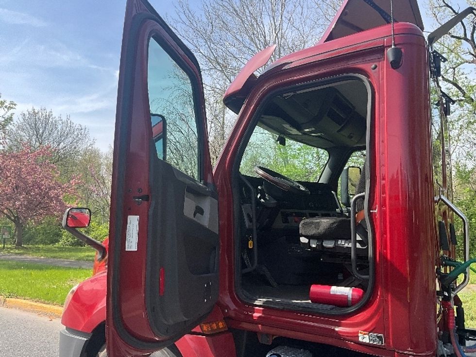 Day Cab Tractor-Heavy Duty Tractors-Freightliner-2019-T12664ST-Millville-NJ-98,896\n\t\tmiles-$ 55,250 - Image 9