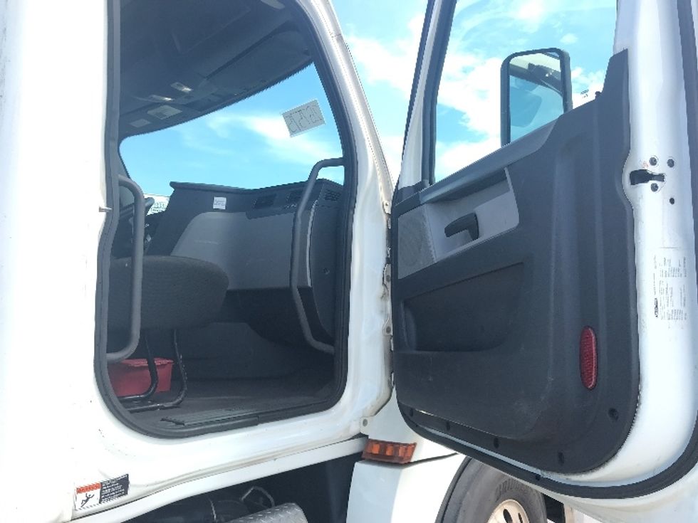 Day Cab Tractor-Heavy Duty Tractors-Freightliner-2019-T12664ST-Milwaukee-WI-373,059\n\t\tmiles-$ 58,250 - Image 12