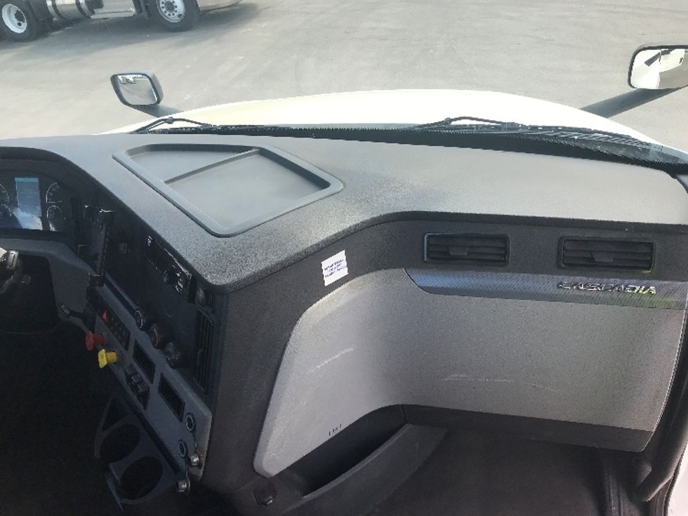 Day Cab Tractor-Heavy Duty Tractors-Freightliner-2019-T12664ST-Milwaukee-WI-373,059\n\t\tmiles-$ 58,250 - Image 13