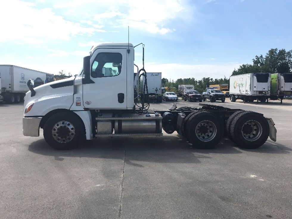 Day Cab Tractor-Heavy Duty Tractors-Freightliner-2019-T12664ST-Milwaukee-WI-373,059\n\t\tmiles-$ 58,250 - Image 4