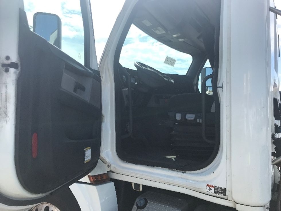 Day Cab Tractor-Heavy Duty Tractors-Freightliner-2019-T12664ST-Milwaukee-WI-373,059\n\t\tmiles-$ 58,250 - Image 9