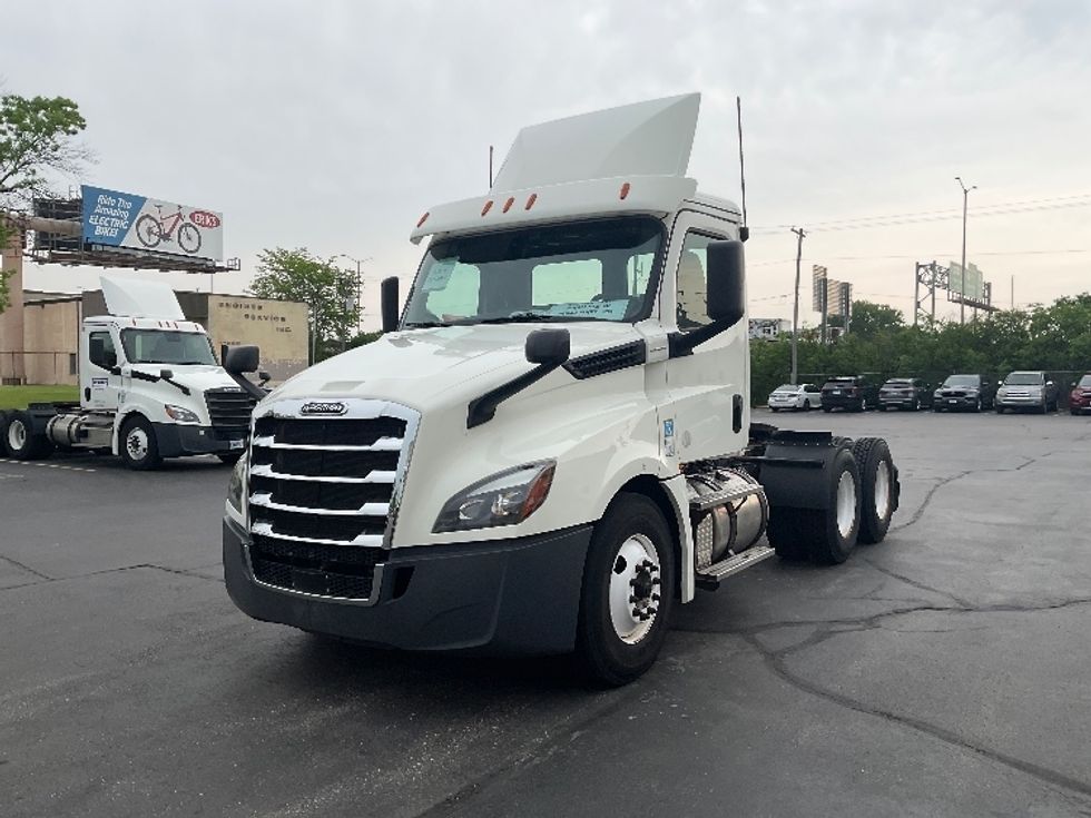 Day Cab Tractor-Heavy Duty Tractors-Freightliner-2019-T12664ST-Milwaukee-WI-471,171\n\t\tmiles-$ 42,250 - Image 1