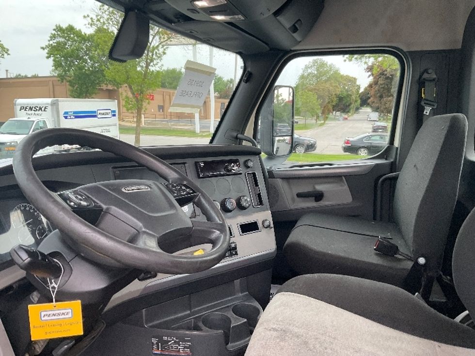 Day Cab Tractor-Heavy Duty Tractors-Freightliner-2019-T12664ST-Milwaukee-WI-471,171\n\t\tmiles-$ 42,250 - Image 10