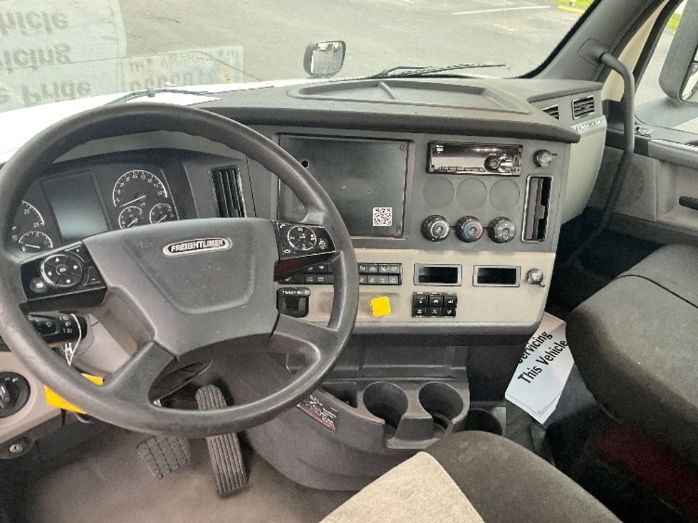 Day Cab Tractor-Heavy Duty Tractors-Freightliner-2019-T12664ST-Milwaukee-WI-471,171\n\t\tmiles-$ 42,250 - Image 11