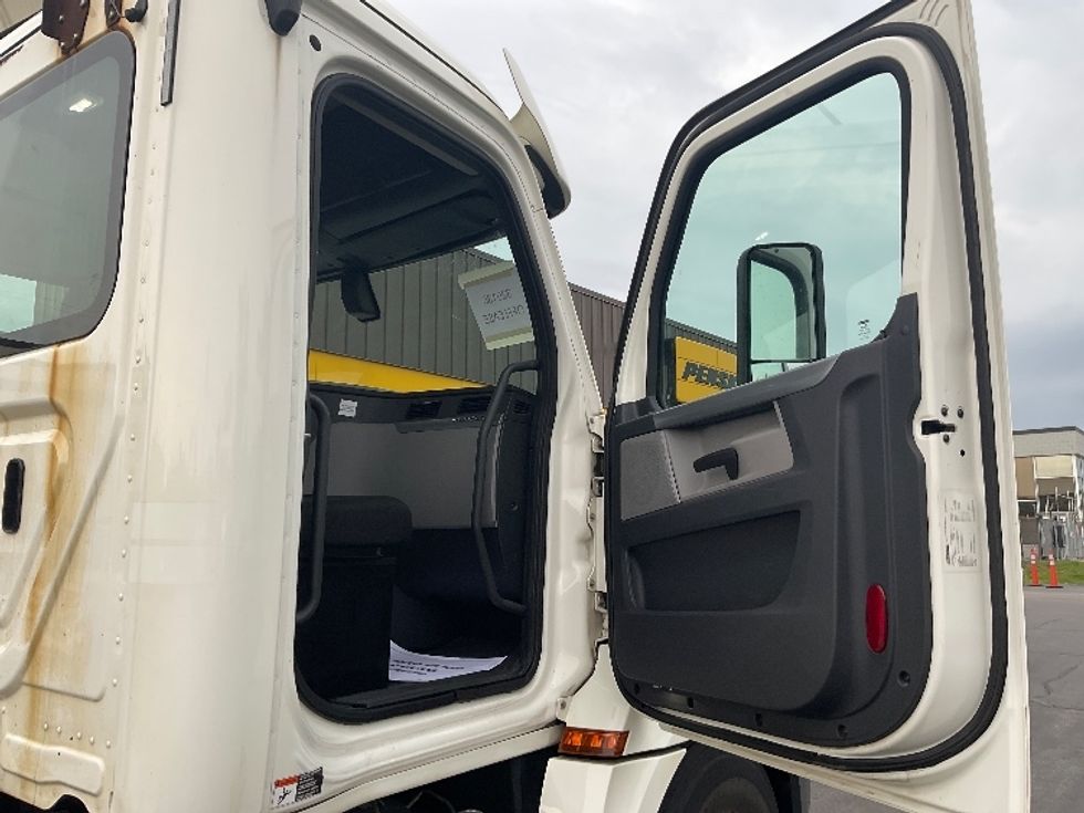 Day Cab Tractor-Heavy Duty Tractors-Freightliner-2019-T12664ST-Milwaukee-WI-471,171\n\t\tmiles-$ 42,250 - Image 12