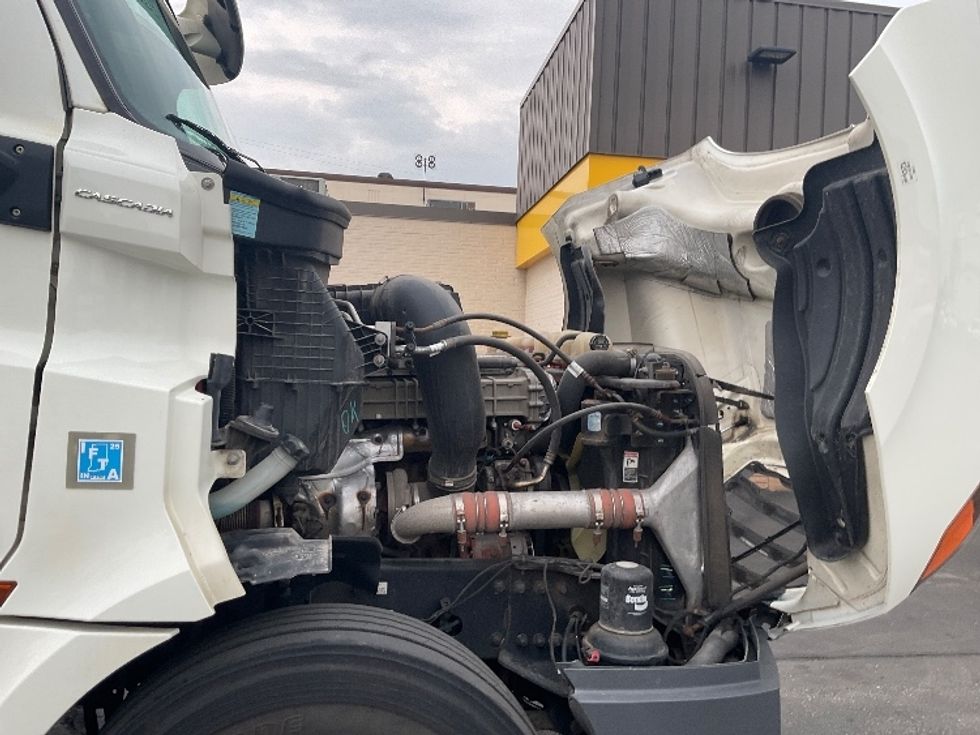 Day Cab Tractor-Heavy Duty Tractors-Freightliner-2019-T12664ST-Milwaukee-WI-471,171\n\t\tmiles-$ 42,250 - Image 16