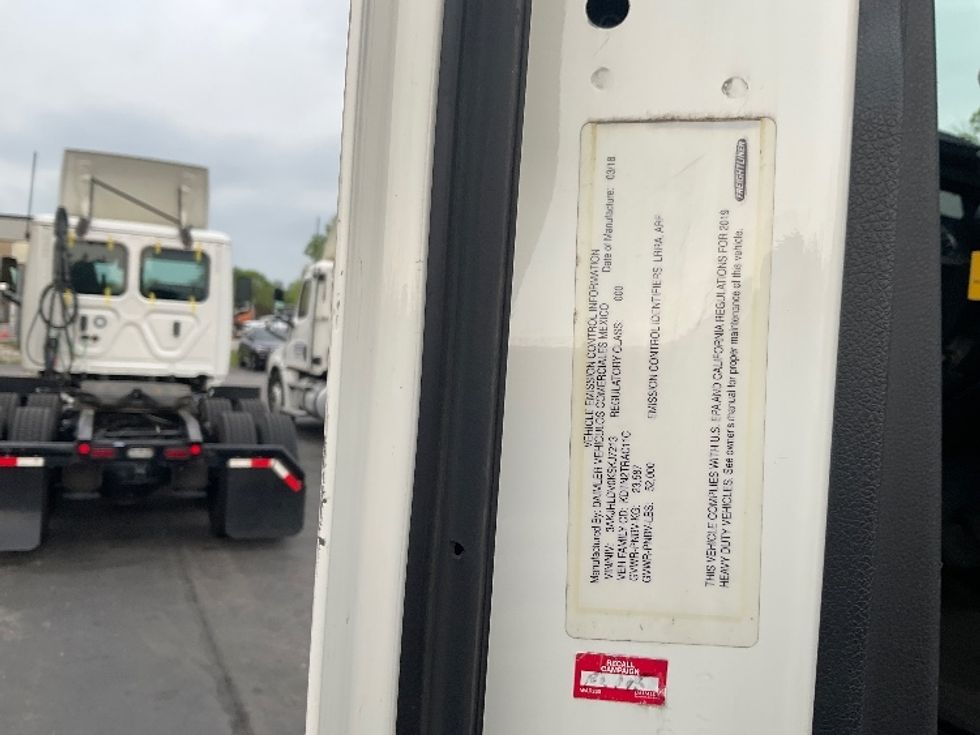 Day Cab Tractor-Heavy Duty Tractors-Freightliner-2019-T12664ST-Milwaukee-WI-471,171\n\t\tmiles-$ 42,250 - Image 17