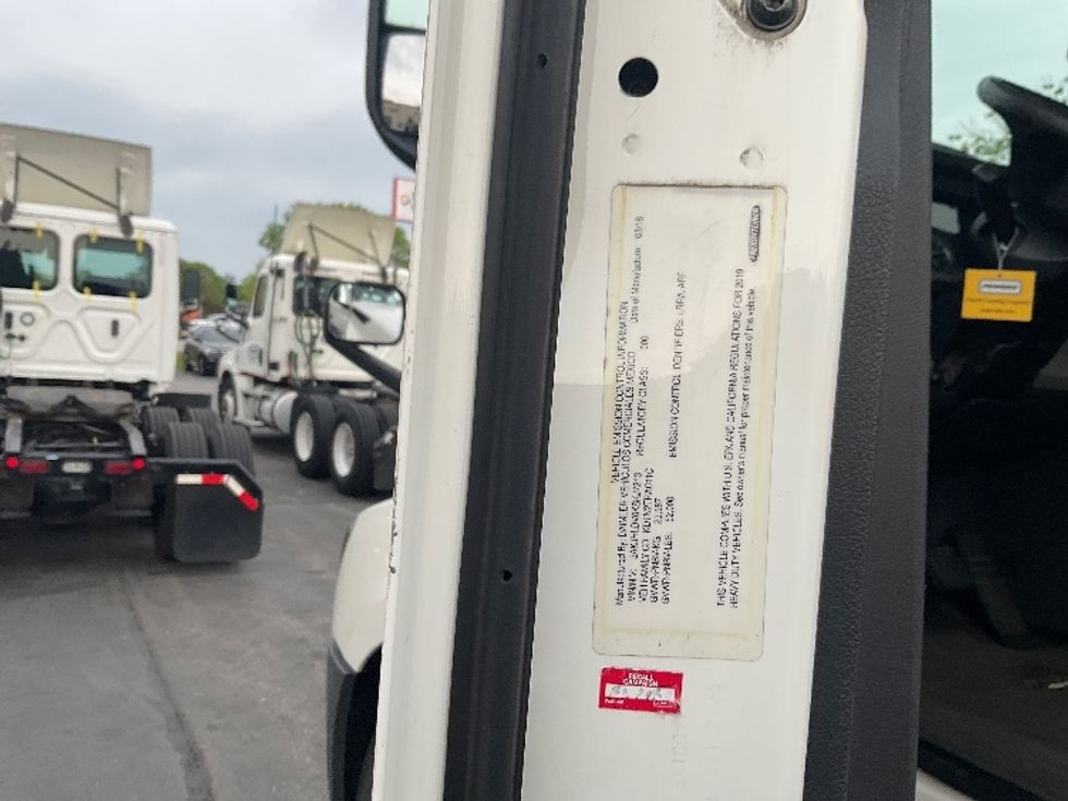 Day Cab Tractor-Heavy Duty Tractors-Freightliner-2019-T12664ST-Milwaukee-WI-471,171\n\t\tmiles-$ 42,250 - Image 18