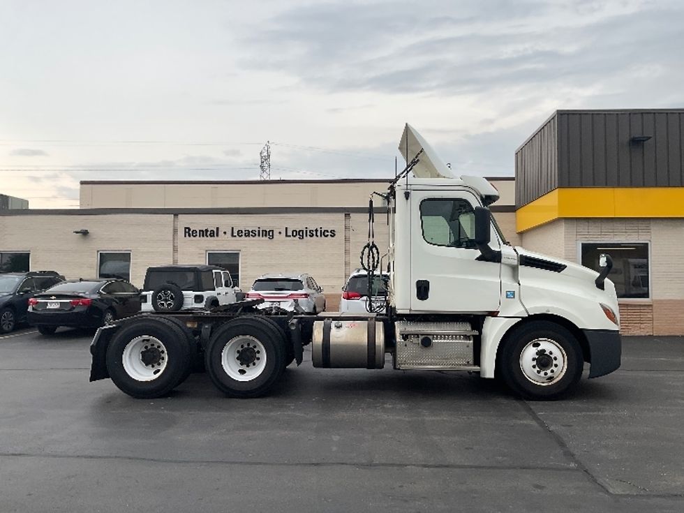 Day Cab Tractor-Heavy Duty Tractors-Freightliner-2019-T12664ST-Milwaukee-WI-471,171\n\t\tmiles-$ 42,250 - Image 4