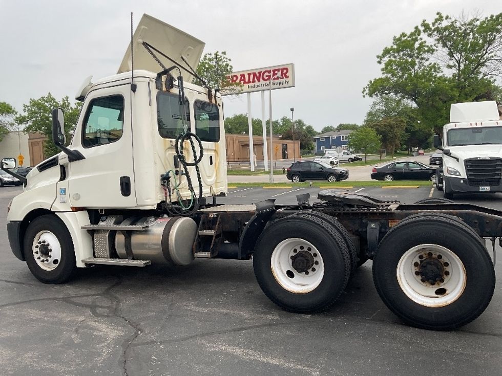 Day Cab Tractor-Heavy Duty Tractors-Freightliner-2019-T12664ST-Milwaukee-WI-471,171\n\t\tmiles-$ 42,250 - Image 8