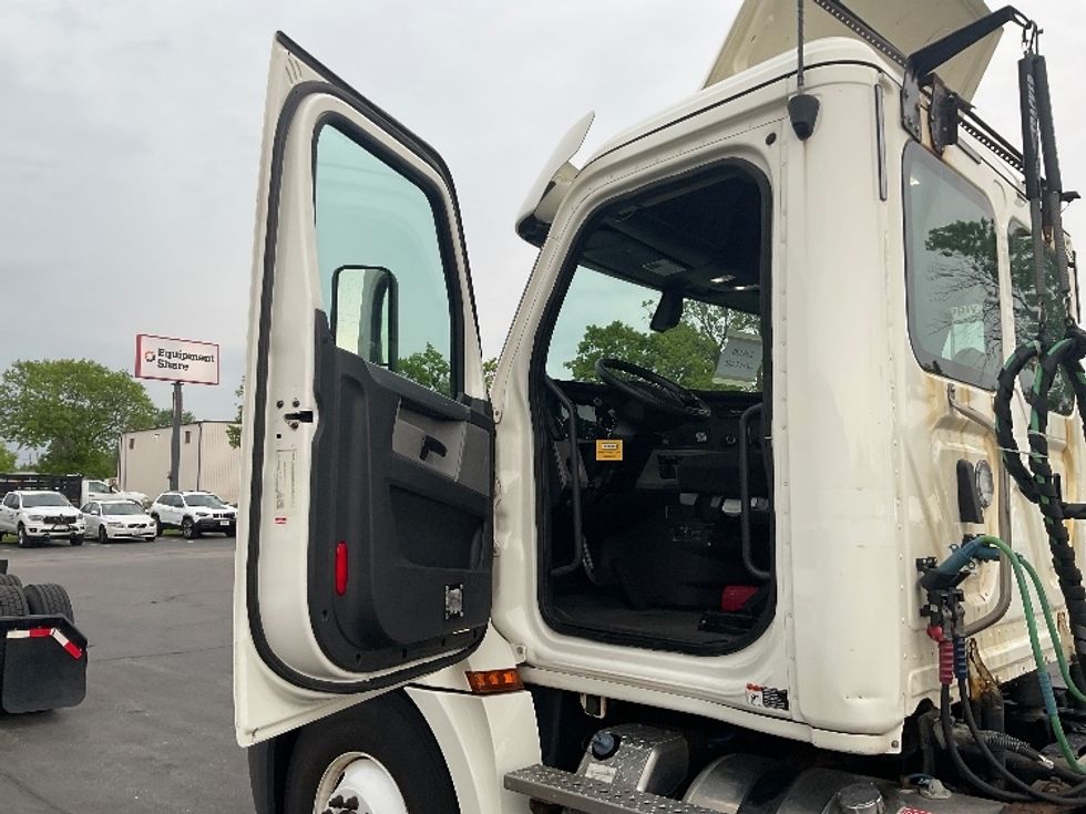 Day Cab Tractor-Heavy Duty Tractors-Freightliner-2019-T12664ST-Milwaukee-WI-471,171\n\t\tmiles-$ 42,250 - Image 9
