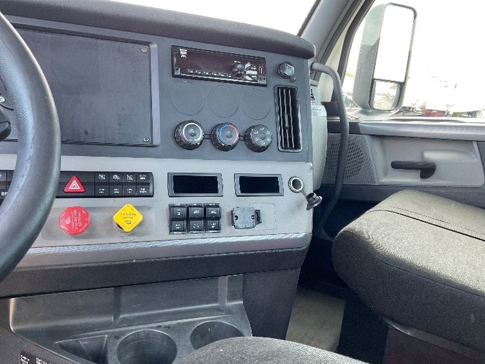 Day Cab Tractor-Heavy Duty Tractors-Freightliner-2019-T12664ST-Milwaukee-WI-496,200\n\t\tmiles-$ 40,750 - Image 11