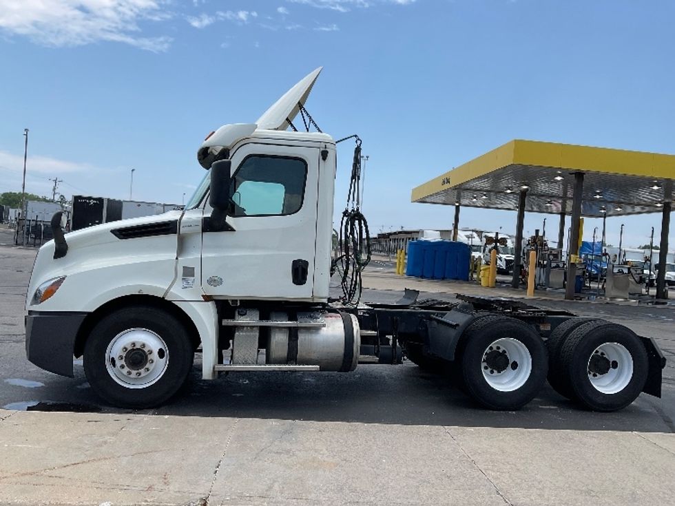 Day Cab Tractor-Heavy Duty Tractors-Freightliner-2019-T12664ST-Milwaukee-WI-496,200\n\t\tmiles-$ 40,750 - Image 4