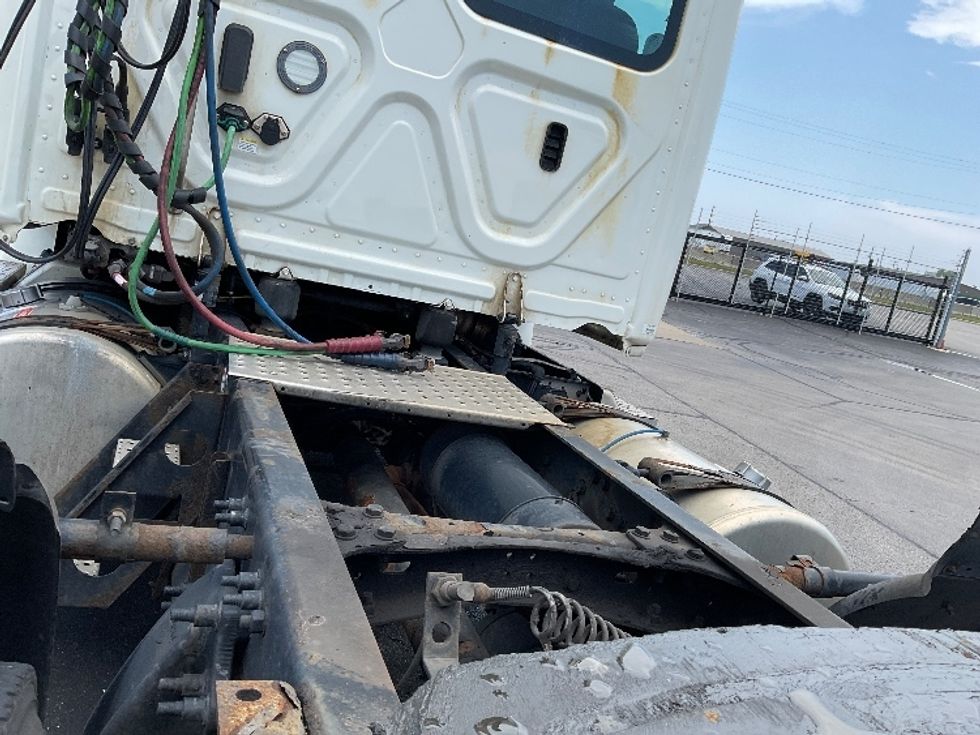 Day Cab Tractor-Heavy Duty Tractors-Freightliner-2019-T12664ST-Milwaukee-WI-496,200\n\t\tmiles-$ 40,750 - Image 6