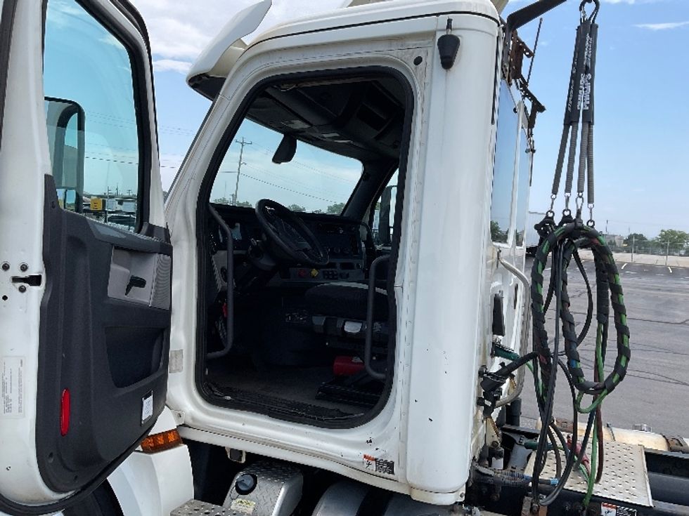 Day Cab Tractor-Heavy Duty Tractors-Freightliner-2019-T12664ST-Milwaukee-WI-496,200\n\t\tmiles-$ 40,750 - Image 9