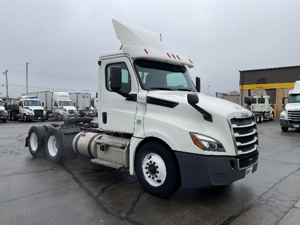Day Cab Tractor-Heavy Duty Tractors-Freightliner-2019-T12664ST-Milwaukee-WI-507,314\n\t\tmiles-$ 37,250 - Image 1