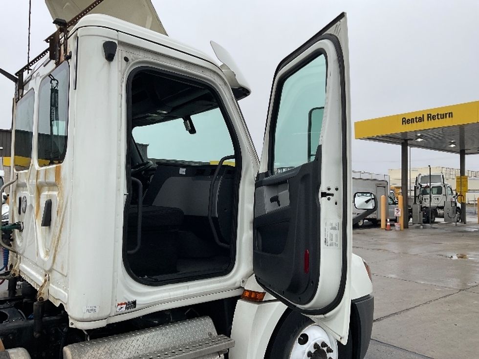 Day Cab Tractor-Heavy Duty Tractors-Freightliner-2019-T12664ST-Milwaukee-WI-507,314\n\t\tmiles-$ 37,250 - Image 12