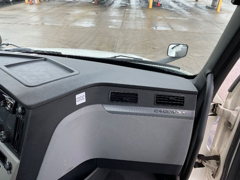 Day Cab Tractor-Heavy Duty Tractors-Freightliner-2019-T12664ST-Milwaukee-WI-507,314\n\t\tmiles-$ 37,250 - Image 13