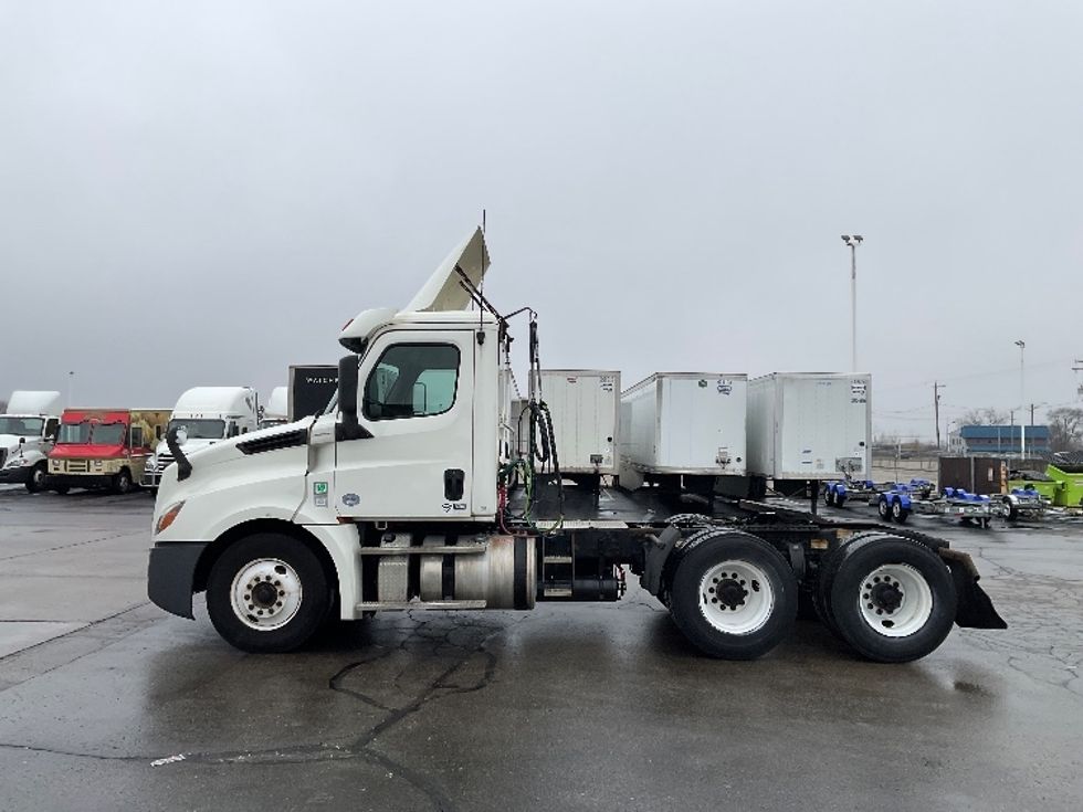 Day Cab Tractor-Heavy Duty Tractors-Freightliner-2019-T12664ST-Milwaukee-WI-507,314\n\t\tmiles-$ 37,250 - Image 4