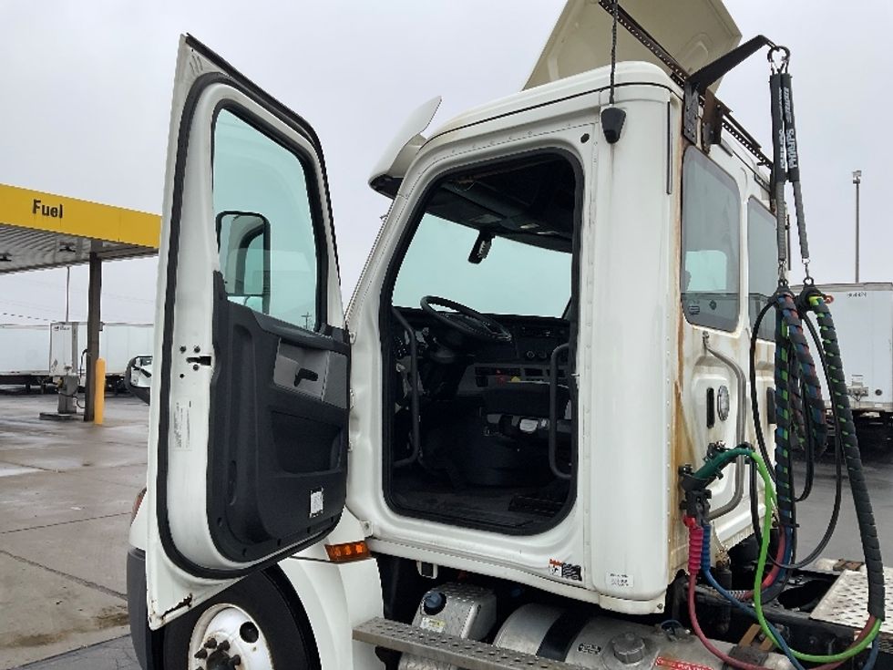 Day Cab Tractor-Heavy Duty Tractors-Freightliner-2019-T12664ST-Milwaukee-WI-507,314\n\t\tmiles-$ 37,250 - Image 9