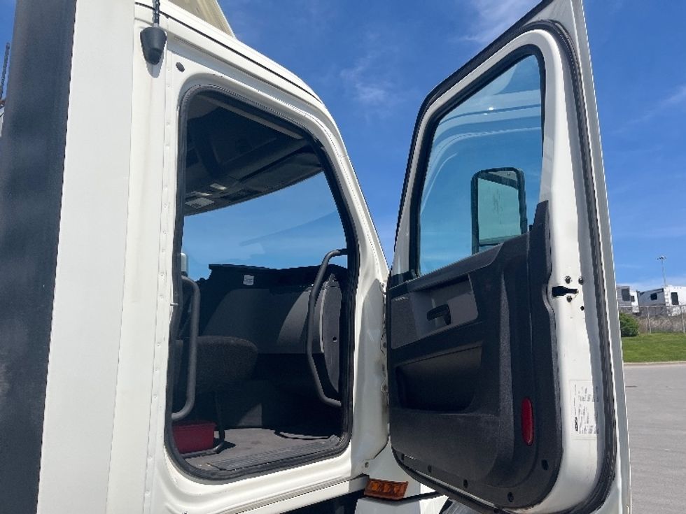 Day Cab Tractor-Heavy Duty Tractors-Freightliner-2019-T12664ST-Mississauga-ON-1,025,025\n\t\tkm-$ 37,000 - Image 12
