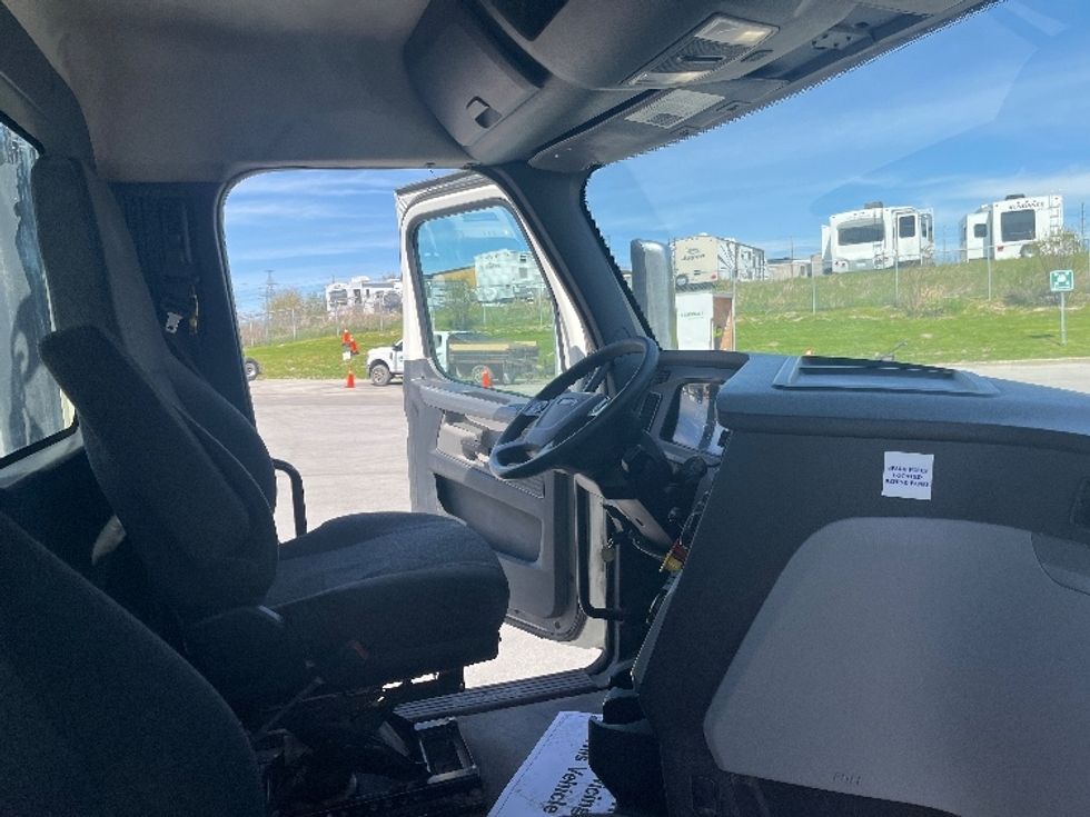 Day Cab Tractor-Heavy Duty Tractors-Freightliner-2019-T12664ST-Mississauga-ON-1,025,025\n\t\tkm-$ 37,000 - Image 14