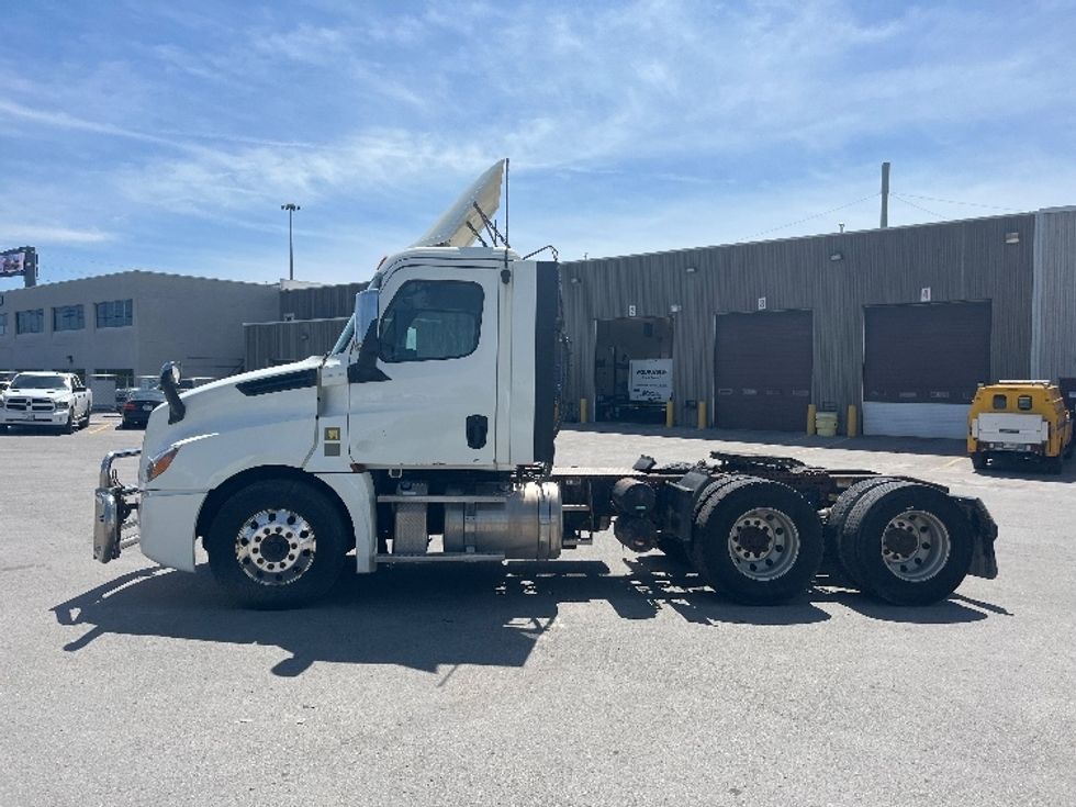 Day Cab Tractor-Heavy Duty Tractors-Freightliner-2019-T12664ST-Mississauga-ON-1,025,025\n\t\tkm-$ 37,000 - Image 4