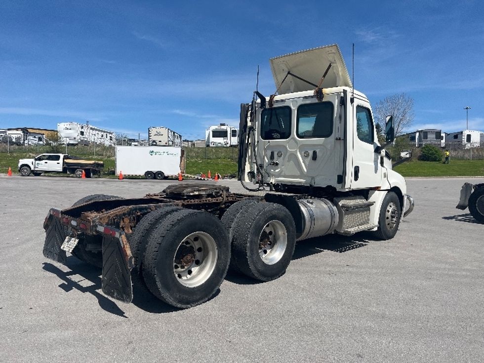 Day Cab Tractor-Heavy Duty Tractors-Freightliner-2019-T12664ST-Mississauga-ON-1,025,025\n\t\tkm-$ 37,000 - Image 7