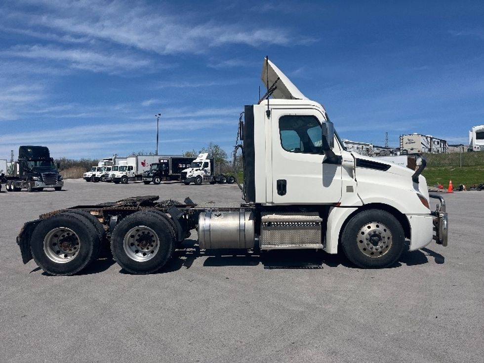 Day Cab Tractor-Heavy Duty Tractors-Freightliner-2019-T12664ST-Mississauga-ON-1,025,025\n\t\tkm-$ 37,000 - Image 8