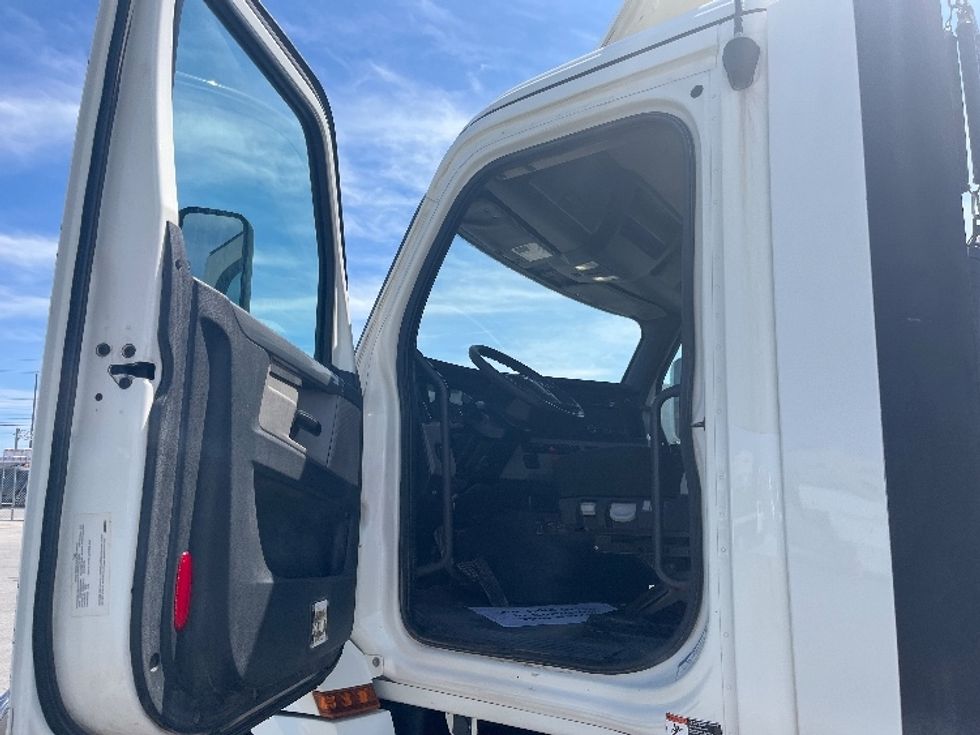 Day Cab Tractor-Heavy Duty Tractors-Freightliner-2019-T12664ST-Mississauga-ON-1,025,025\n\t\tkm-$ 37,000 - Image 9
