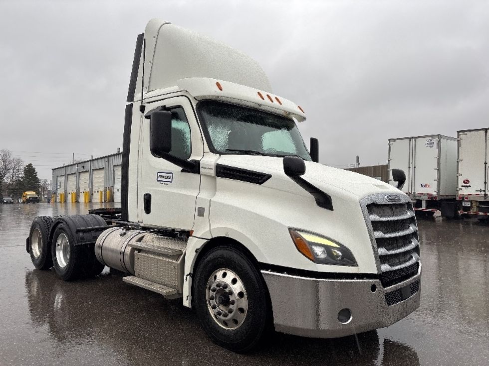 Day Cab Tractor-Heavy Duty Tractors-Freightliner-2019-T12664ST-Mississauga-ON-332,039\n\t\tkm-$ 64,000 - Image 1