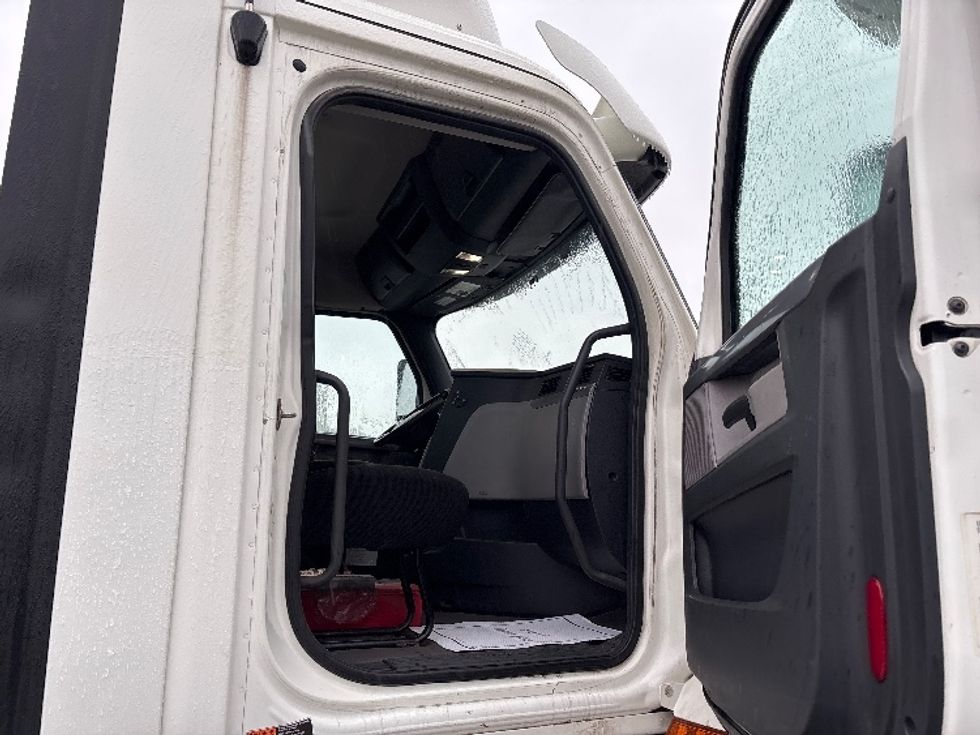 Day Cab Tractor-Heavy Duty Tractors-Freightliner-2019-T12664ST-Mississauga-ON-332,039\n\t\tkm-$ 64,000 - Image 12