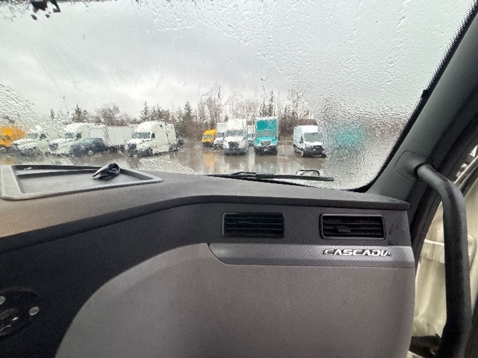 Day Cab Tractor-Heavy Duty Tractors-Freightliner-2019-T12664ST-Mississauga-ON-332,039\n\t\tkm-$ 64,000 - Image 13