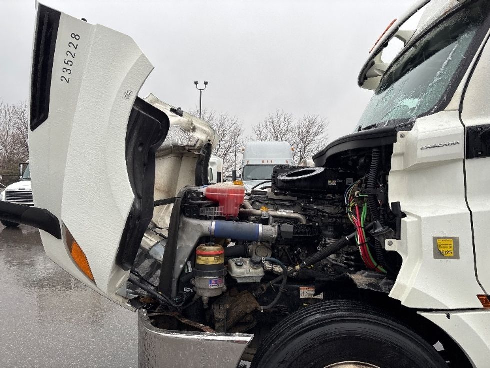 Day Cab Tractor-Heavy Duty Tractors-Freightliner-2019-T12664ST-Mississauga-ON-332,039\n\t\tkm-$ 64,000 - Image 16