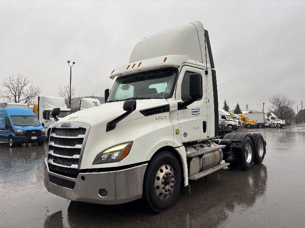 Day Cab Tractor-Heavy Duty Tractors-Freightliner-2019-T12664ST-Mississauga-ON-332,039\n\t\tkm-$ 64,000 - Image 3