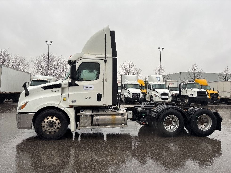 Day Cab Tractor-Heavy Duty Tractors-Freightliner-2019-T12664ST-Mississauga-ON-332,039\n\t\tkm-$ 64,000 - Image 4