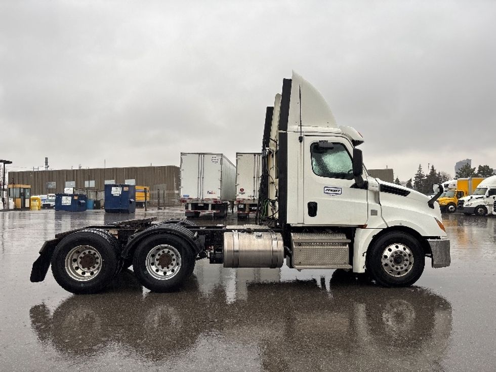 Day Cab Tractor-Heavy Duty Tractors-Freightliner-2019-T12664ST-Mississauga-ON-332,039\n\t\tkm-$ 64,000 - Image 8