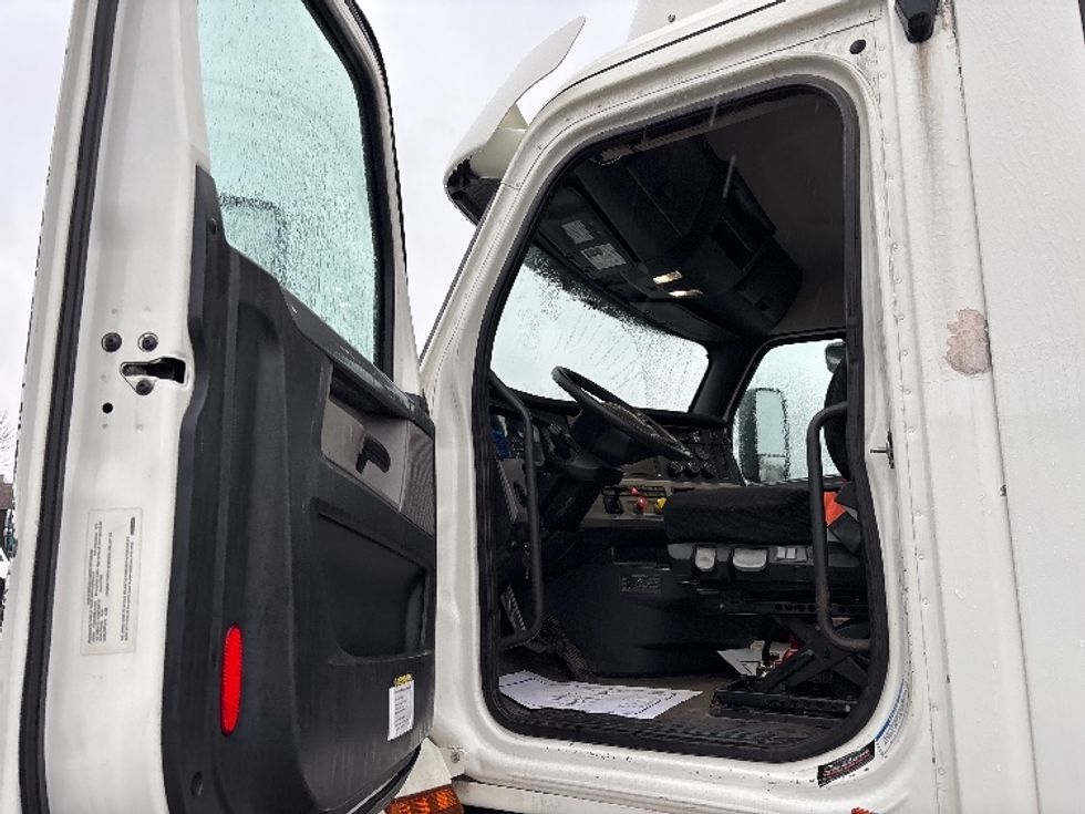Day Cab Tractor-Heavy Duty Tractors-Freightliner-2019-T12664ST-Mississauga-ON-332,039\n\t\tkm-$ 64,000 - Image 9