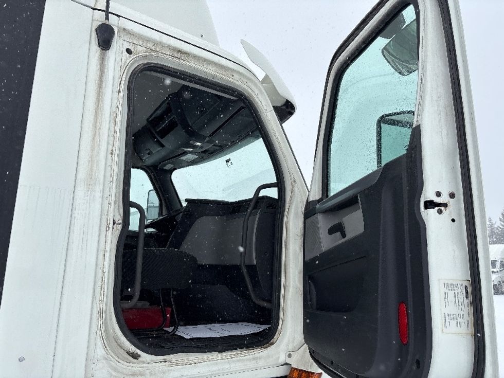 Day Cab Tractor-Heavy Duty Tractors-Freightliner-2019-T12664ST-Mississauga-ON-428,750\n\t\tkm-$ 60,250 - Image 12