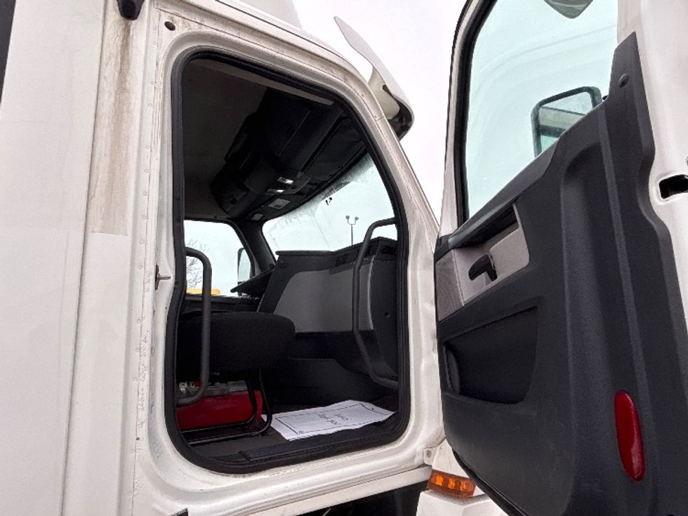 Day Cab Tractor-Heavy Duty Tractors-Freightliner-2019-T12664ST-Mississauga-ON-439,000\n\t\tkm-$ 60,000 - Image 12