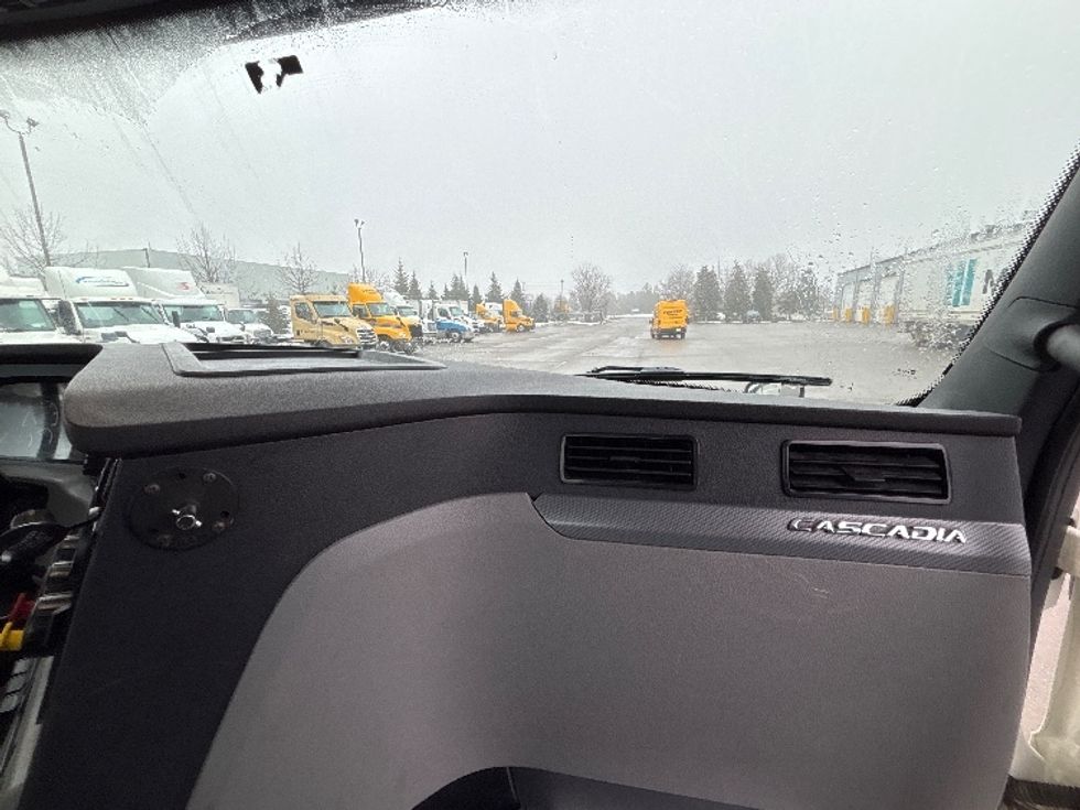 Day Cab Tractor-Heavy Duty Tractors-Freightliner-2019-T12664ST-Mississauga-ON-439,000\n\t\tkm-$ 60,000 - Image 13