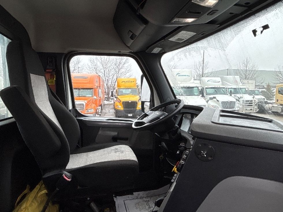 Day Cab Tractor-Heavy Duty Tractors-Freightliner-2019-T12664ST-Mississauga-ON-439,000\n\t\tkm-$ 60,000 - Image 14