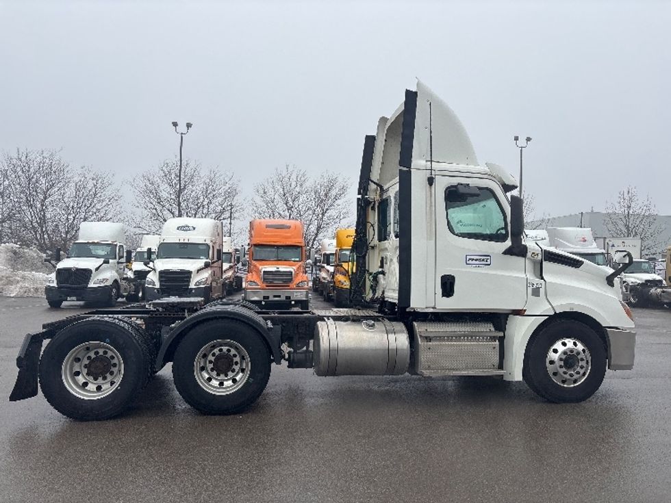 Day Cab Tractor-Heavy Duty Tractors-Freightliner-2019-T12664ST-Mississauga-ON-439,000\n\t\tkm-$ 60,000 - Image 8