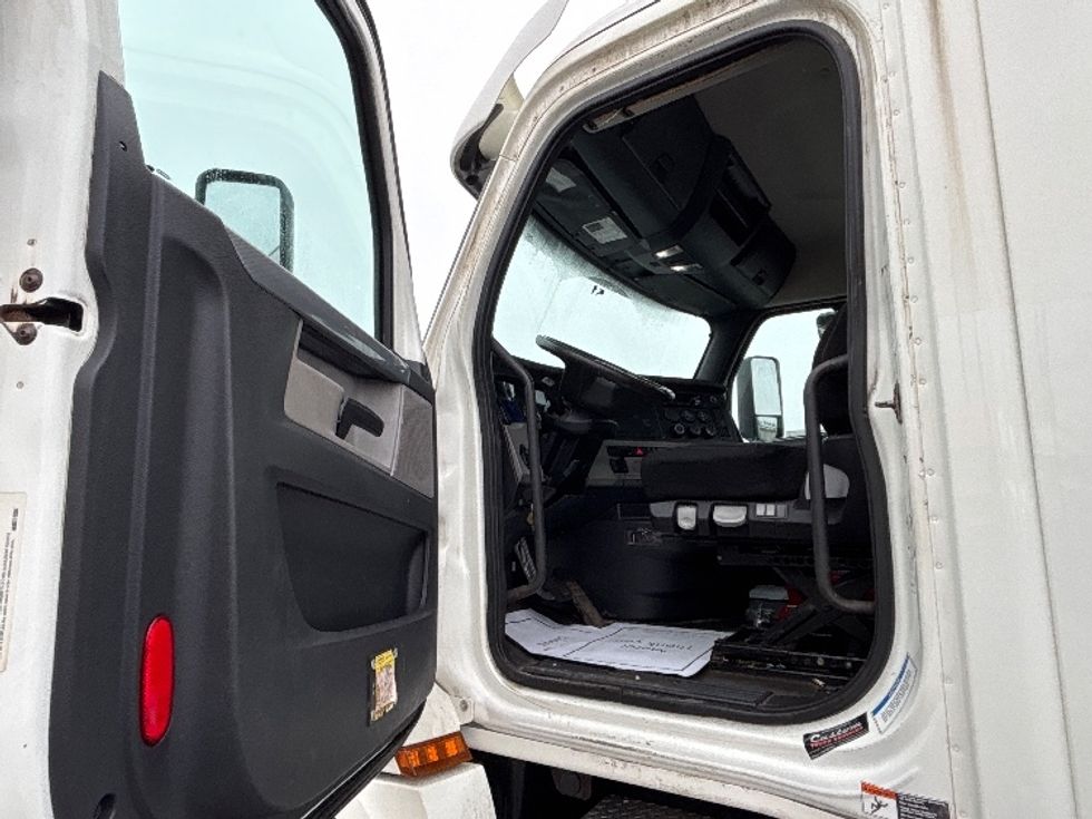 Day Cab Tractor-Heavy Duty Tractors-Freightliner-2019-T12664ST-Mississauga-ON-439,000\n\t\tkm-$ 60,000 - Image 9