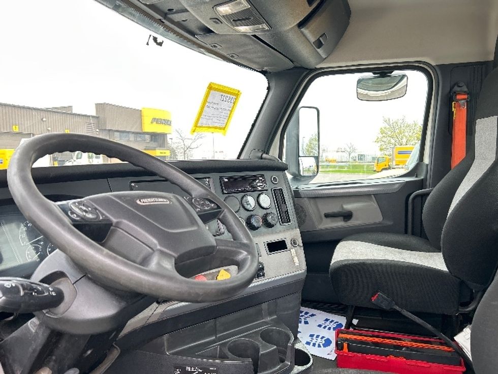 Day Cab Tractor-Heavy Duty Tractors-Freightliner-2019-T12664ST-Mississauga-ON-501,236\n\t\tkm-$ 61,250 - Image 10