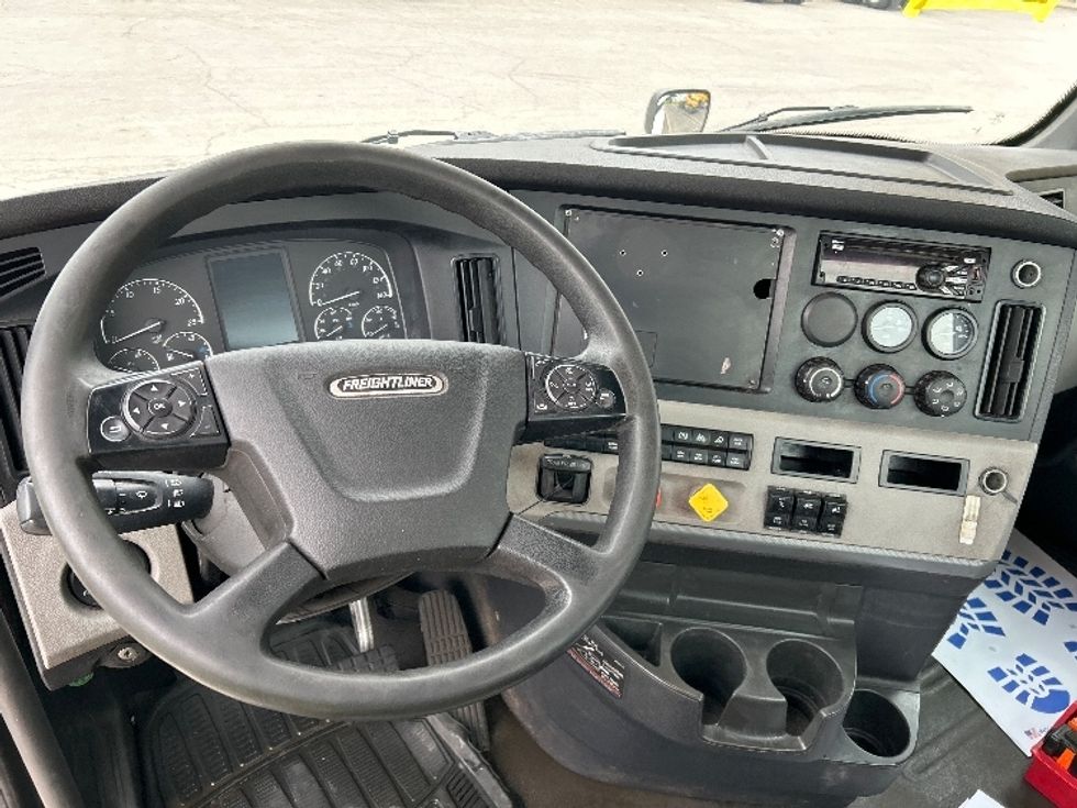 Day Cab Tractor-Heavy Duty Tractors-Freightliner-2019-T12664ST-Mississauga-ON-501,236\n\t\tkm-$ 61,250 - Image 11