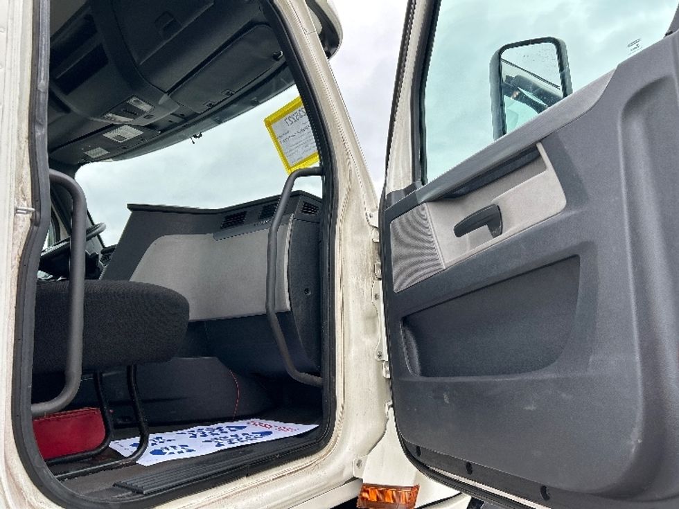 Day Cab Tractor-Heavy Duty Tractors-Freightliner-2019-T12664ST-Mississauga-ON-501,236\n\t\tkm-$ 61,250 - Image 12